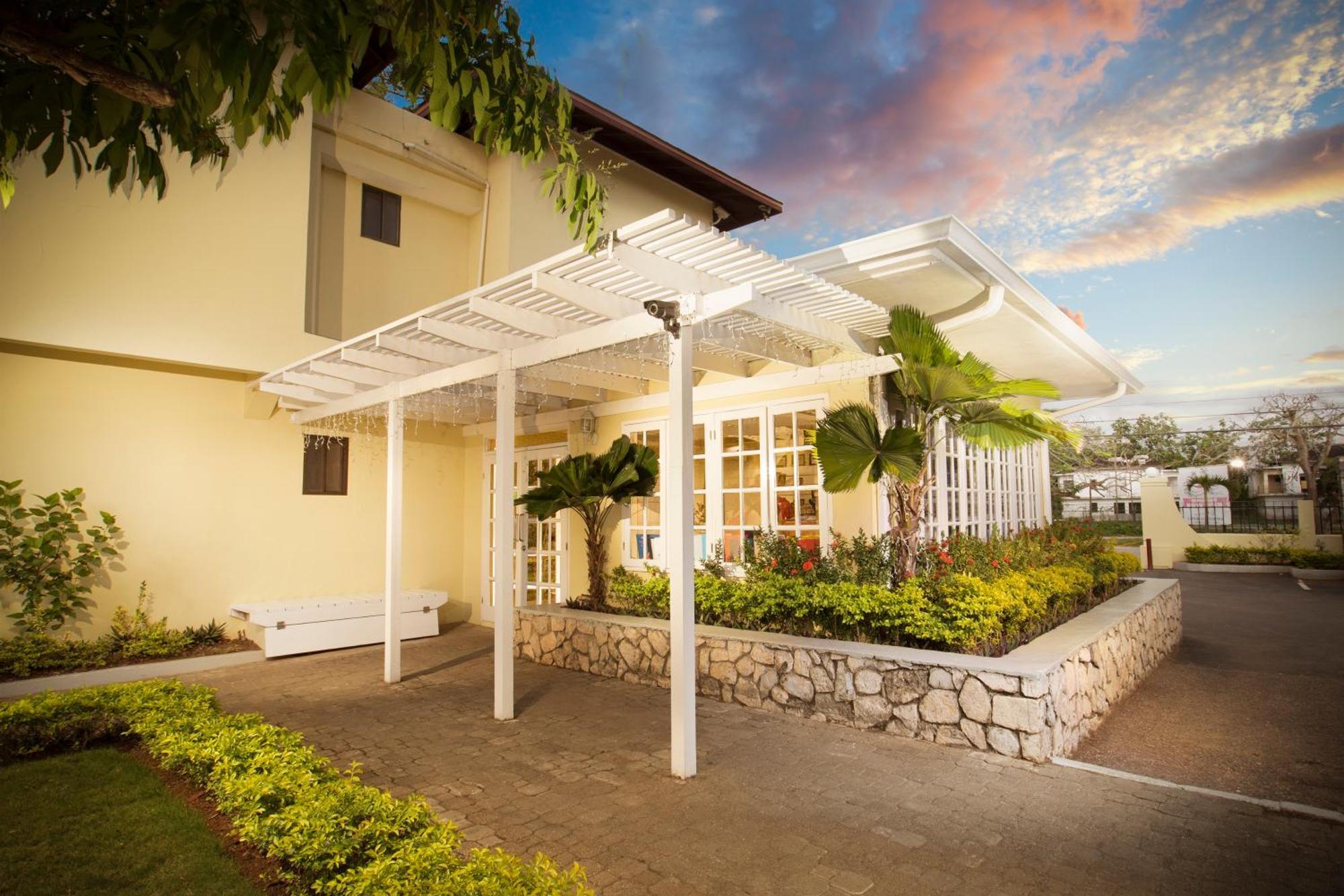 Rooms On The Beach Негрил Экстерьер фото